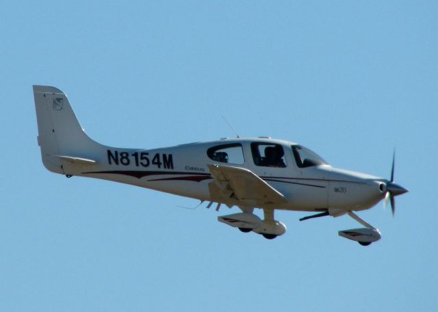 Cirrus SR-22 (N8154M) - Landing at Shreveport Regional.