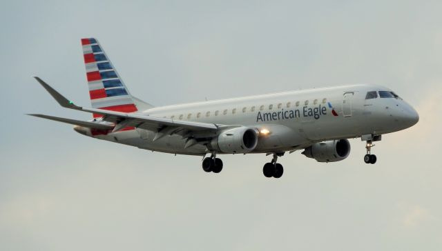 Embraer 175 (N441YX)