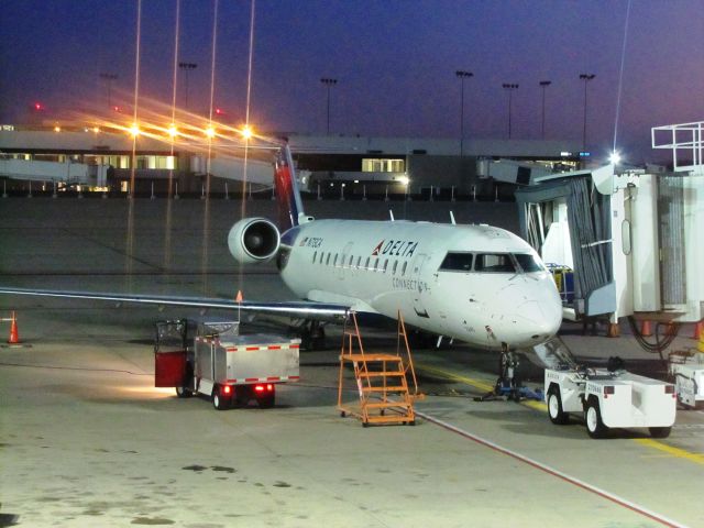 Canadair Regional Jet CRJ-100 (N713CA)