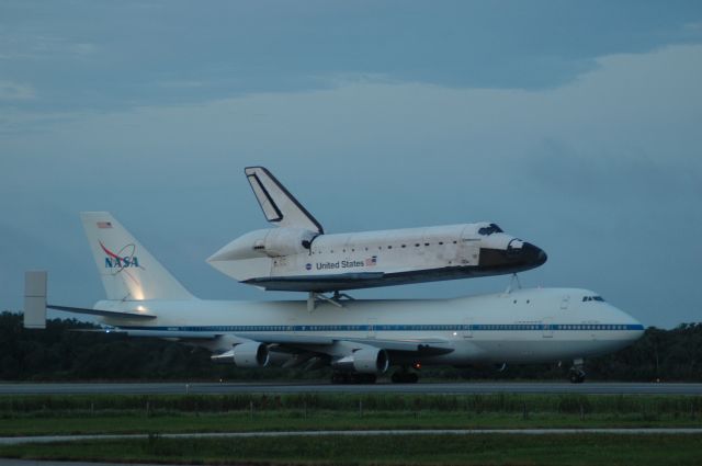 BOEING 747-100 (N905NA) - The NASA Boeing 747 and the shuttle Endeavor taxi toward the final takeoff flight from Kennedy Space Center enroute to Endeavor's new home in Los Angeles, CA.