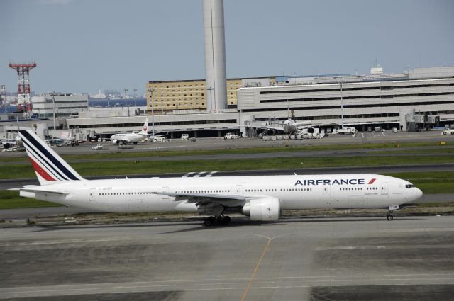 BOEING 777-300 (F-GSQM) - Taxing at HND on 2017/06/17