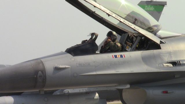 Lockheed F-16 Fighting Falcon (89-2112) - STING11 starting the preflight checklists.