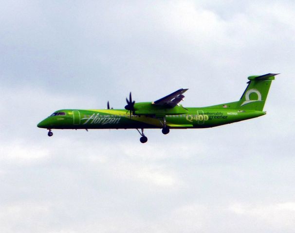 de Havilland Dash 8-400 (N439QX)