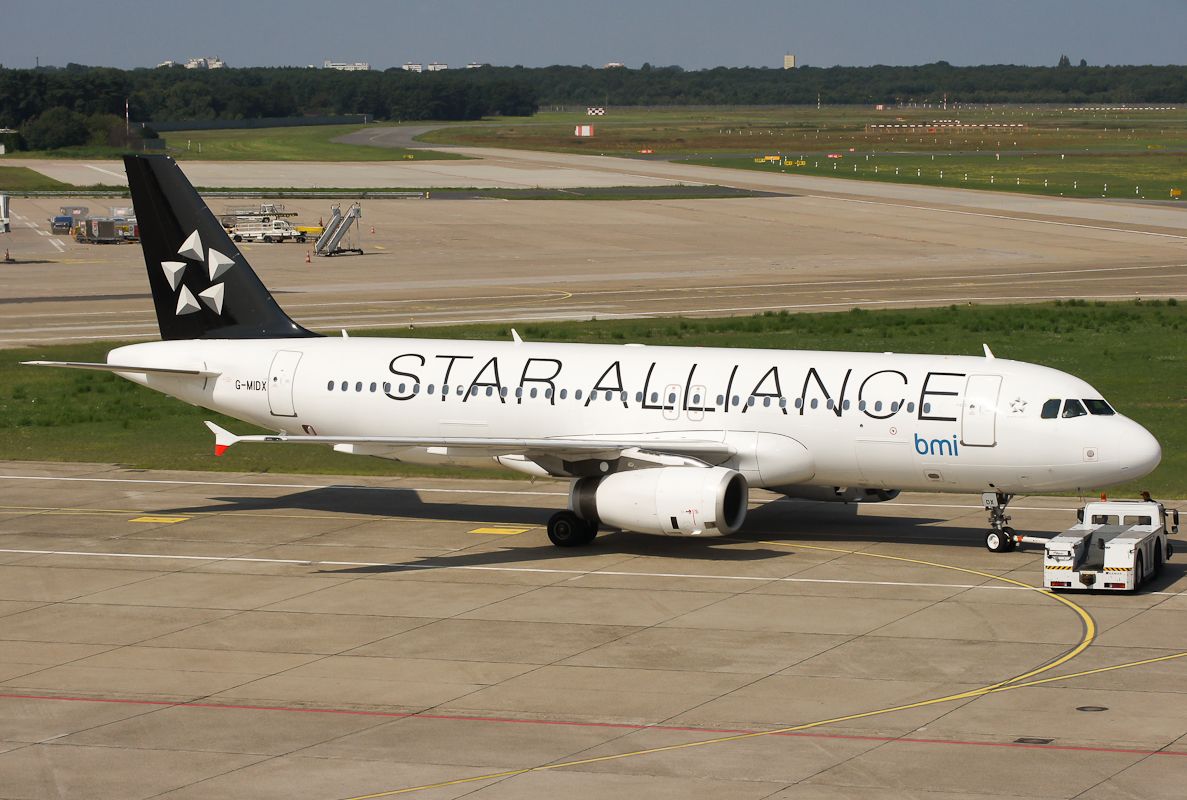 Airbus A320 (G-MIDX)