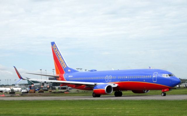 Boeing 737-800 (N8624J)