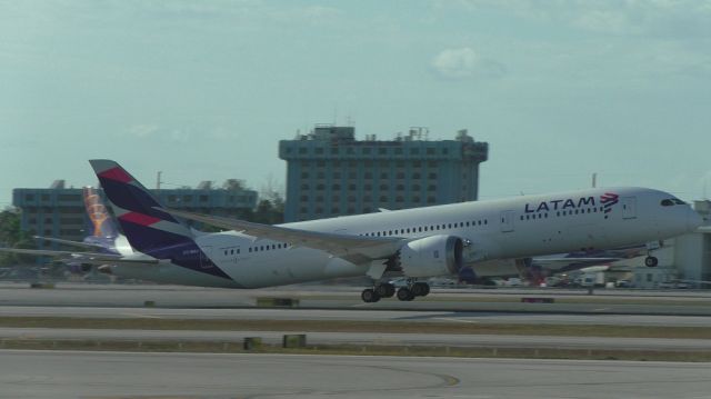 Boeing 787-9 Dreamliner (CC-BGJ)