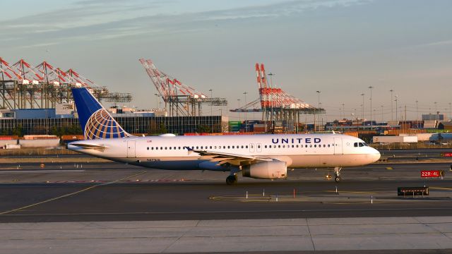 Airbus A320 (N471UA) - United Airlines Airbus A320-232 N471UA in Newark 