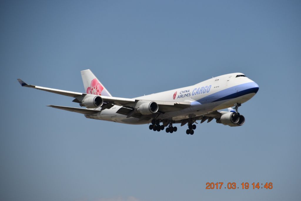 Boeing 747-400 (B-18716) - China Air Cargos FLT 5255 approaching runway 18R at DFW.