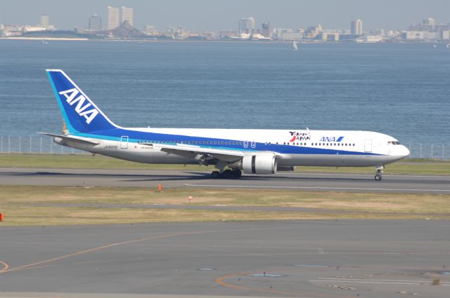 BOEING 767-300 (BON8358) - Landing at Haneda Intl Airport 16L on 2007/10/28 Yokoso! Japan Title