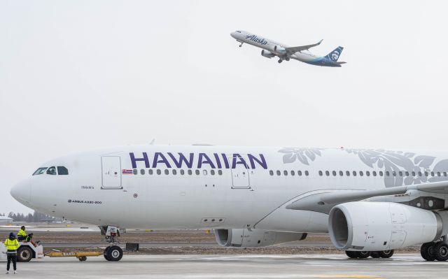 Airbus A321 (N922VA) - A321 ALASKA AIR TAKIN OFF OVER HAWAIIAN AIR A330