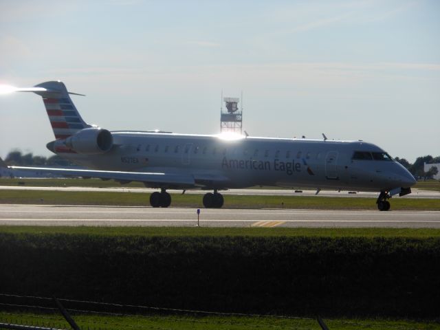 Canadair Regional Jet CRJ-700 (N527EA)