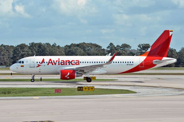 Airbus A320 (N743AV)