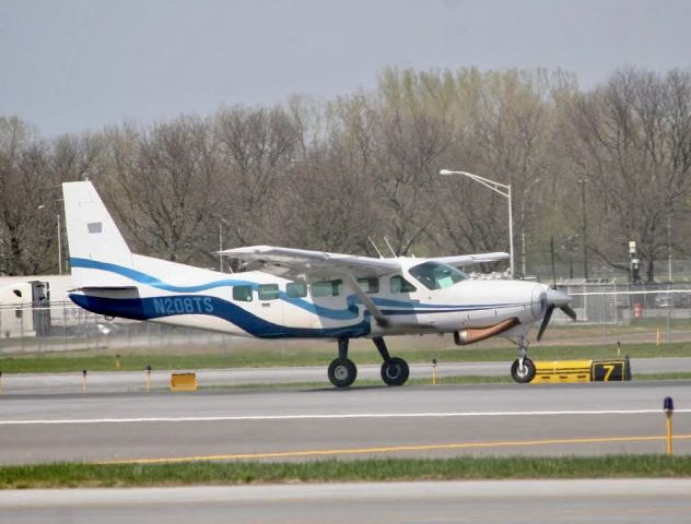 Cessna Caravan (N208TS) - 208s are rare in these parts