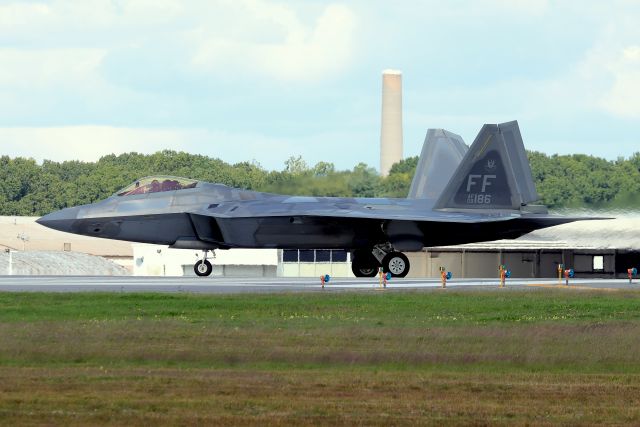 Lockheed F-22 Raptor (09-4186) - 'RAPTOR 01' lined up on runway 34