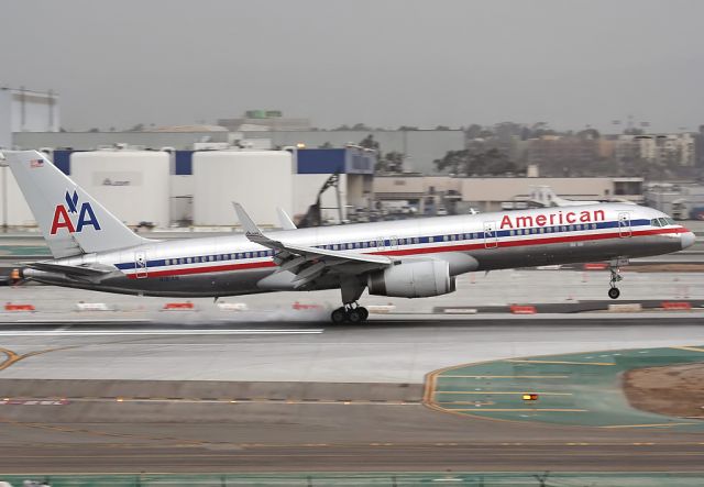 Boeing 757-200 (N181AN)