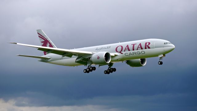 Boeing 777-200 (A7-BFI) - BOE119 on final to Rwy 16R to complete a C1 flight on 4/22/16. (ln 1392 / cn 62083).