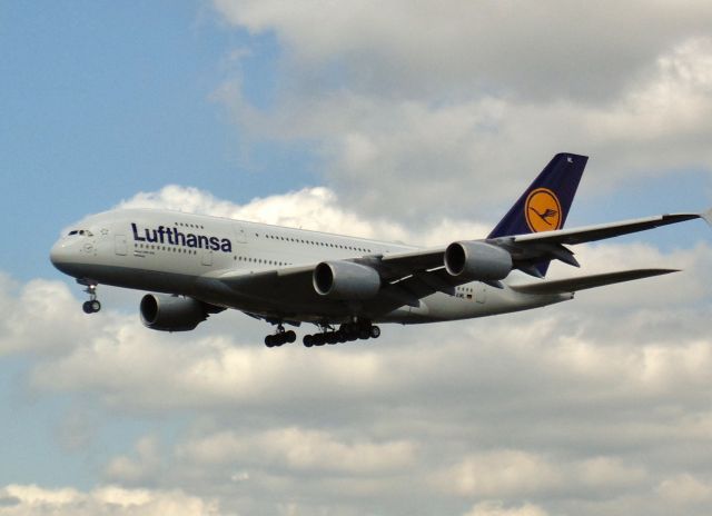 Airbus A380-800 (D-AIML)