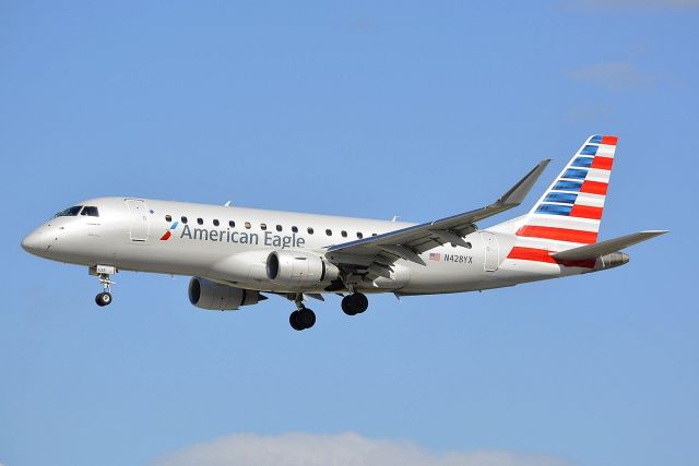 Embraer 170/175 (N428YX)