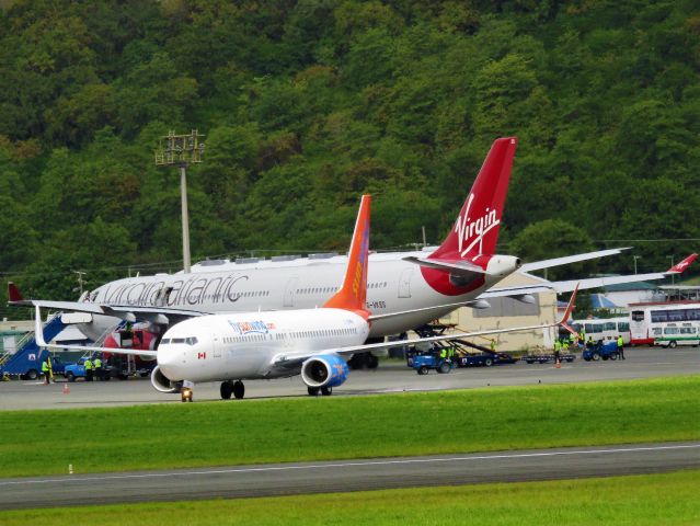 Boeing 737-800 (C-FYLC)