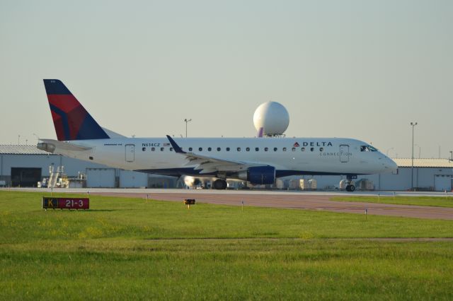 Embraer 170/175 (N614CZ) - 6-9-2012 - Departing KFSD.