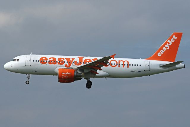 Airbus A320 (G-EZTE)