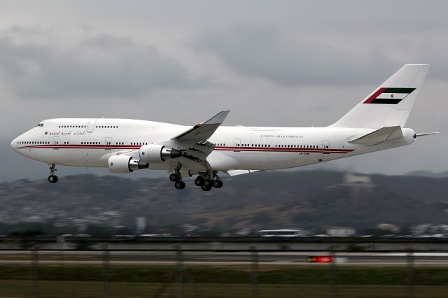 Boeing 747-200 (A6-COM)