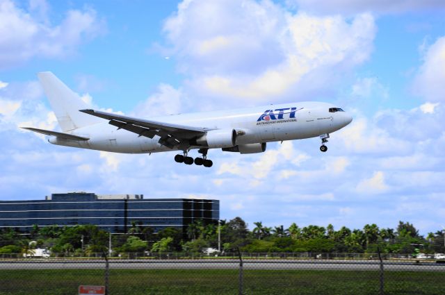 BOEING 767-200 (N791AX)