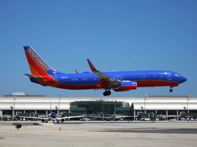 Boeing 737-700 (N8614M) - Landing on RWY 19R