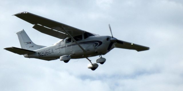 Cessna 206 Stationair (N206EA) - On short final is this 2000 Cessna T206H Turbo Stationair in the Autumn of 2022.