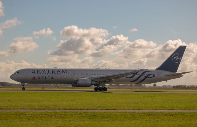 N844MH — - Liv. SkyTeam B767-432ER cn29717 take off rwy36L 25-09-22