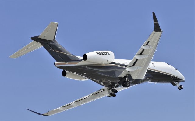 Bombardier Challenger 300 (N563FX)