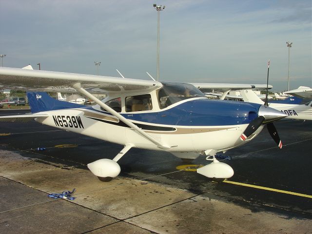 Cessna Skylane (N6538W) - On the ramp at KORL (2004).