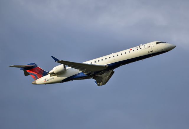 Canadair Regional Jet CRJ-700 (N604SK)
