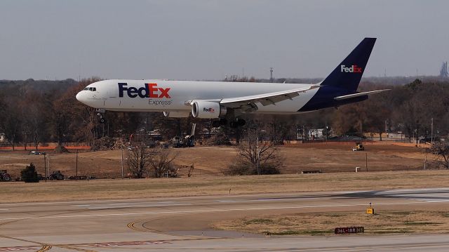 BOEING 767-300 (N107FE) - "Grayson" on short final to 18R.