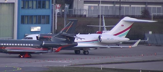 Bombardier Global 5000 (HB-JRJ) - The first Bombardier Global 5500 delivered, shown behind Falcon LX-LXL