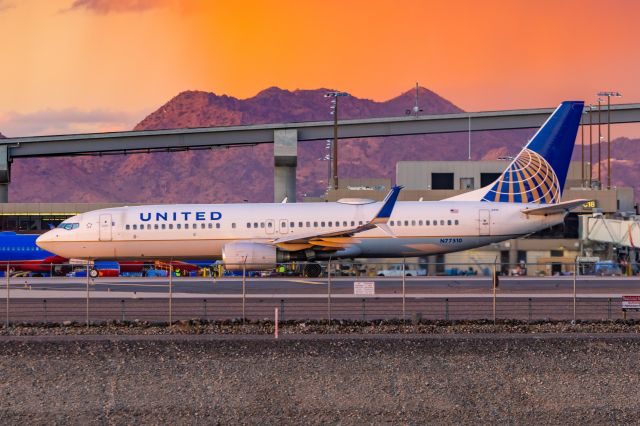 Boeing 737-800 (N77510) - United Airlines 737-800 taking off at PHX on 12/13/22. Taken with a Canon R7 and Tamron 70-200 G2 lens.