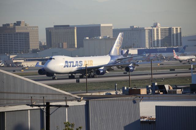 Boeing 747-400 (N446MC)