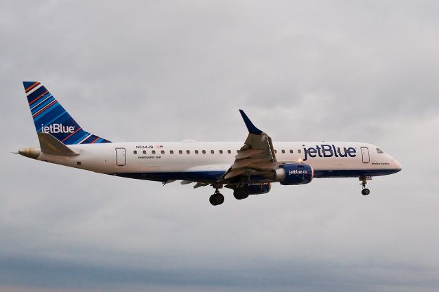 Embraer ERJ-190 (N334JB) - RWY27 arrival on a gray day @ Logan