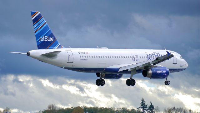 Airbus A320 (N593JB) - JBU6416 from KLGB on final to Rwy 16R on 11/6/14. (cn 2280). The aircraft will undergo maintenance at ATS.