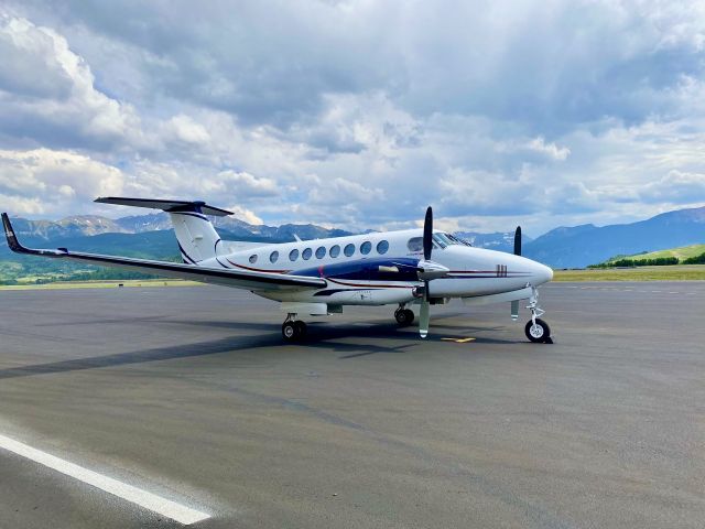 Beechcraft Super King Air 300 —