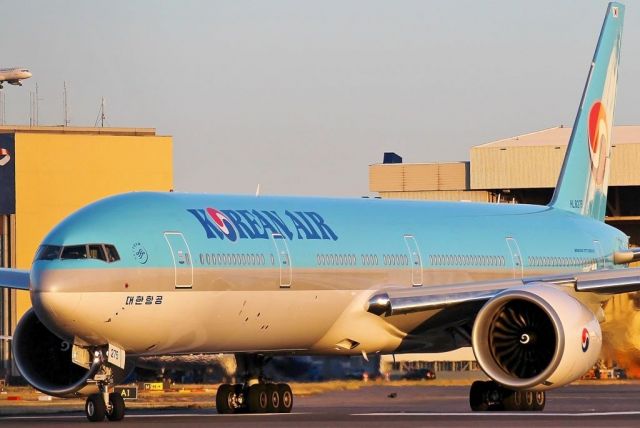 Boeing 777-200 (HL8275)