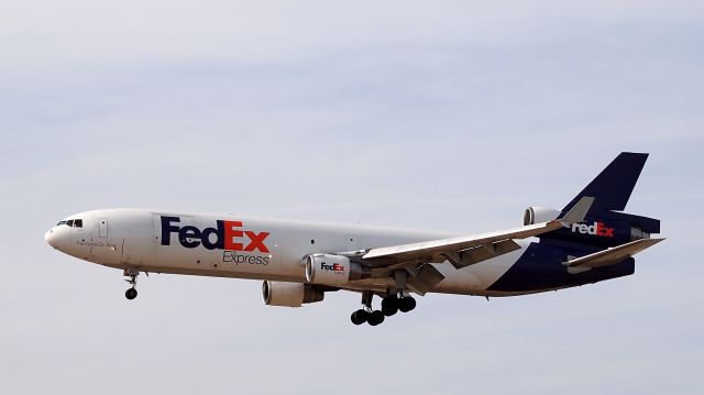Boeing MD-11 (N523FE) - "David" on final to 18R.