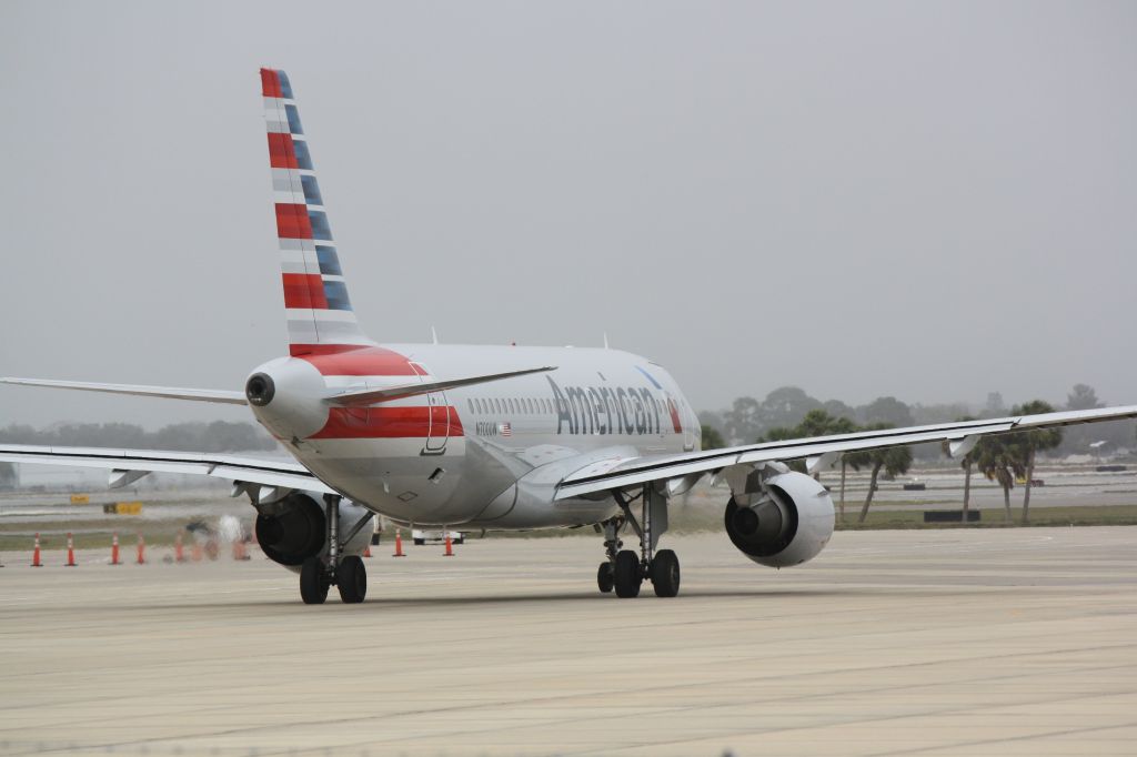 Airbus A319 (N700UW) - US Air Flight 2090 (N700UW) prepares for flight at Sarasota-Bradenton International Airport
