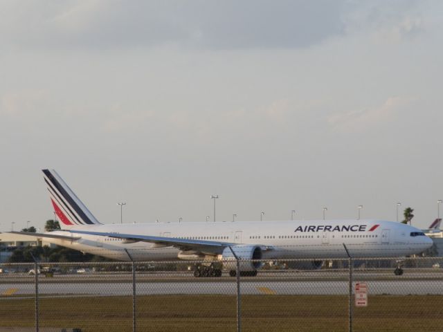 BOEING 777-300ER (F-GZNJ)