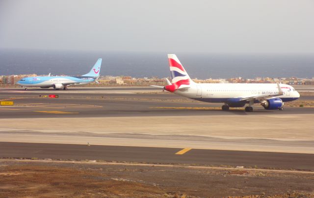 G-TTNF — - Salida de TUI Fly (D-ATUO) y espera de British Airways