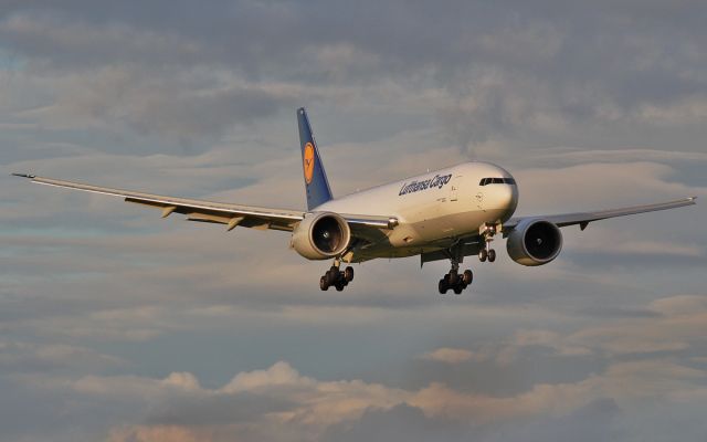 D-ALFD — - d-alfd b777f  about to land at shannon 12/8/14.