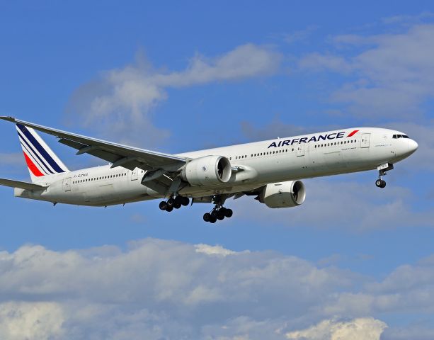 BOEING 777-300 (F-GZNG)