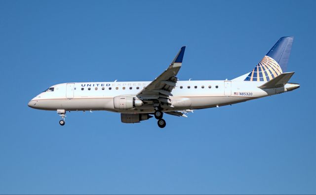 Embraer 175 (N85320) - Approach to touchdownbr /Sun 11/21/2021 1:55:54 PM