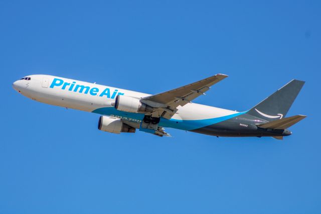 BOEING 767-300 (N433AZ) - Prime Air 767-300 departing RWY 27 at CVG.