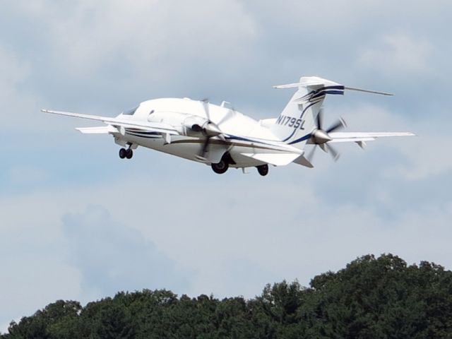 Piaggio P.180 Avanti (N179SL) - Take off runway 26.